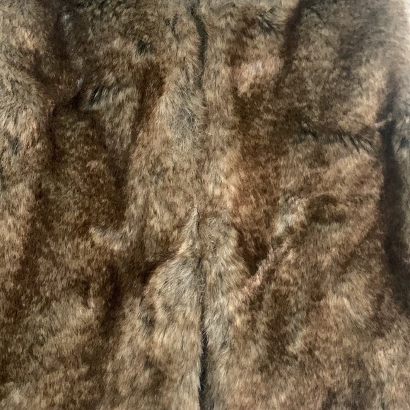 BABY GAP Faux Fur Vest size 12-18 months shades of brown soft adorable fashion - Picture 4 of 7